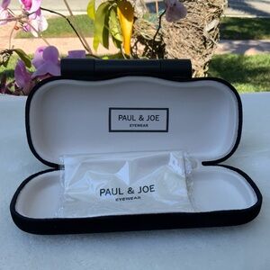 NEW! AUTHENTIC PAUL & JOE BLACK VELVET CLAM SHELL EYEGLASSES CASE W/ WHITE CLOTH
